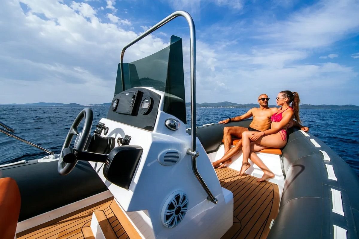 alquilar-barco-semirrigida-barcelona-tiger-marine-650-1