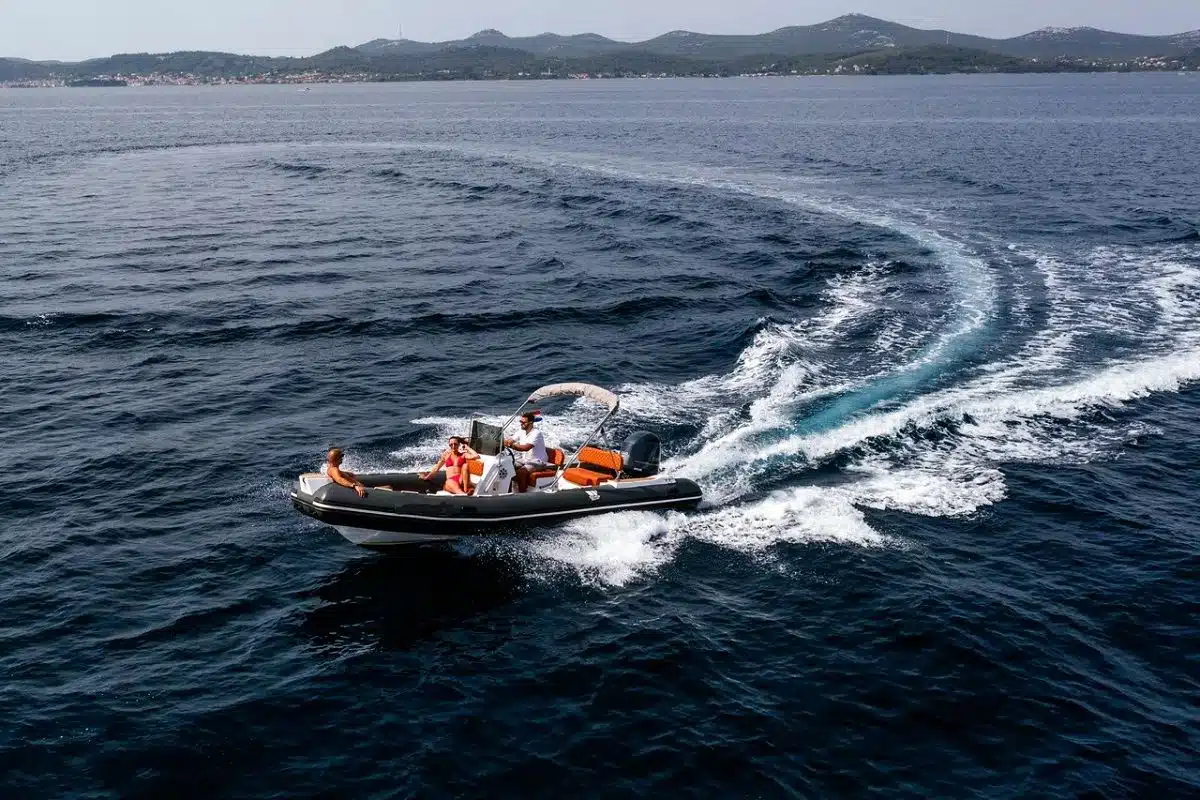 alquilar-barco-semirrigida-barcelona-tiger-marine-650-2
